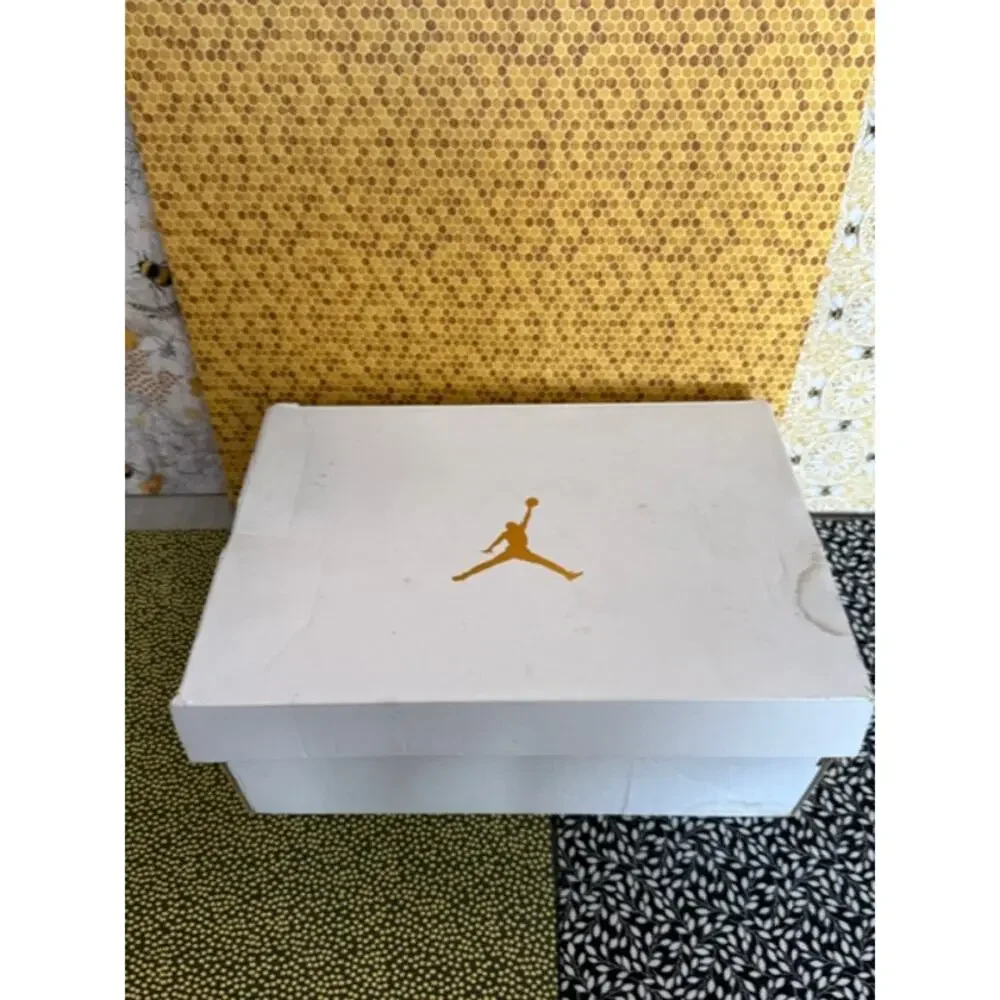 JORDAN SNEAKERS WITH BOX ( WHITE AND CORAL SIZE 9 )